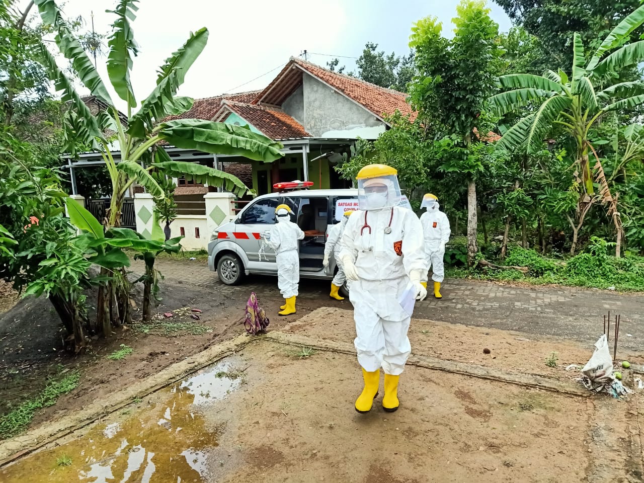 Satgas Mobile Korona RSUD Suradadi Kabupaten Tegal menjemput warga dengan gejala mirip COVID-19, Rabu (11/3/2020).