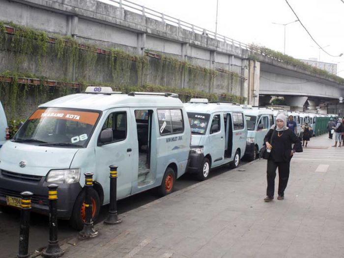 Sejumlah angkot menunggu calon penumpang di kawasan Tanah Abang, Jakarta.