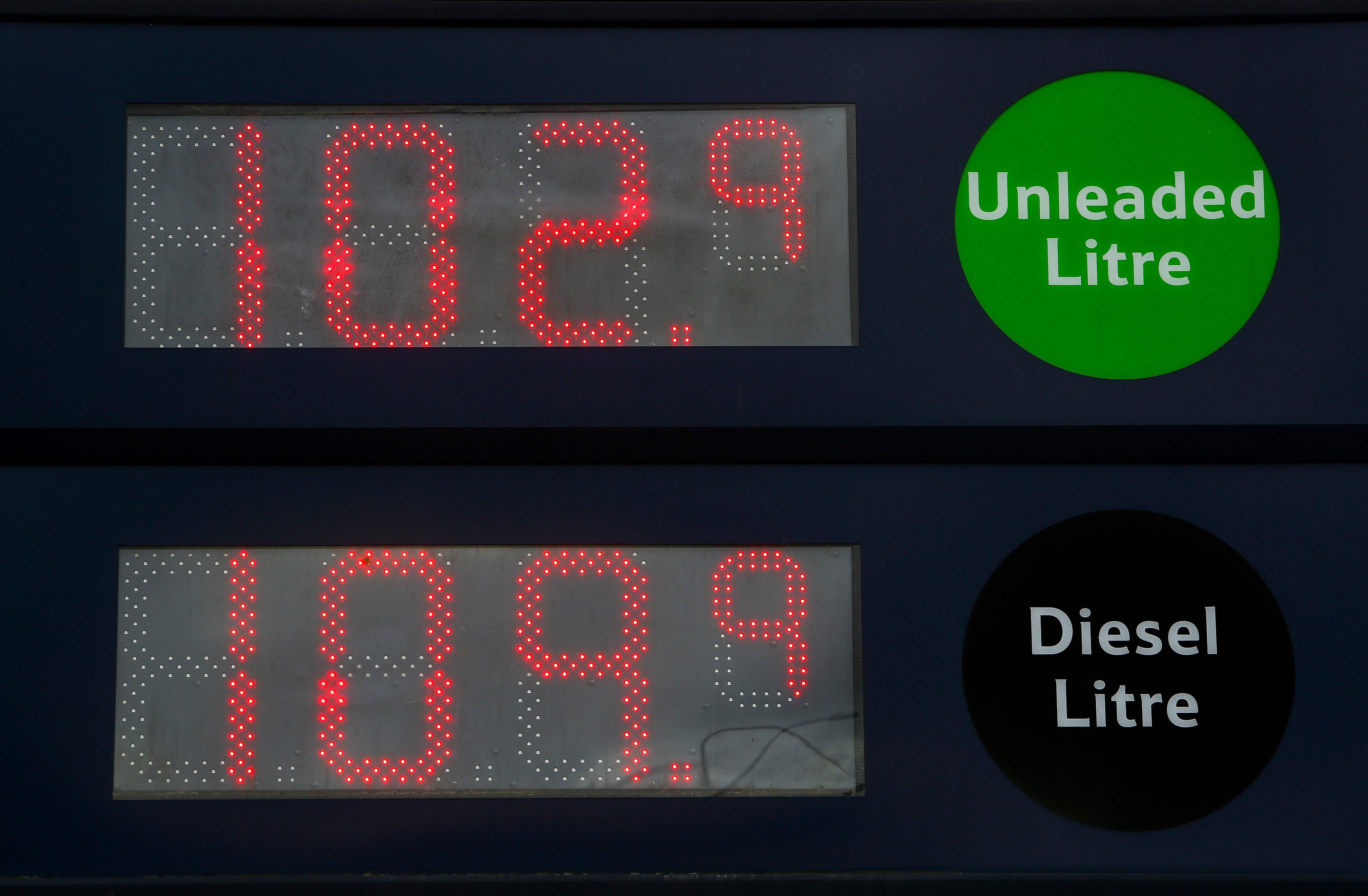 Harga BBM yang dijual di SPBU Supermarket Tesco, Cardiff, south Wales, Inggris, Selasa (30/3/2020).