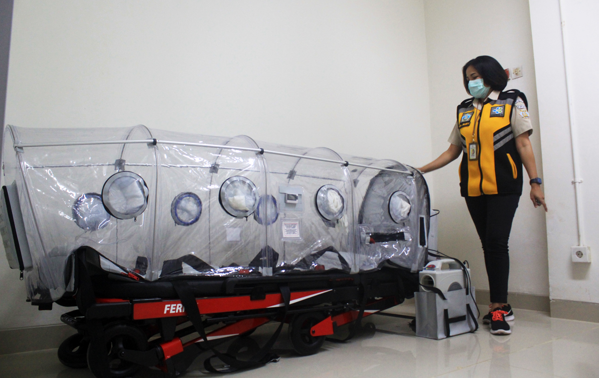 KKP Kelas III Kupang, NTT mulai menempatkan tabung isolasi untuk mengisolasi pasien suspek virus korona di Bandara El Tari, Jumat (13/3).