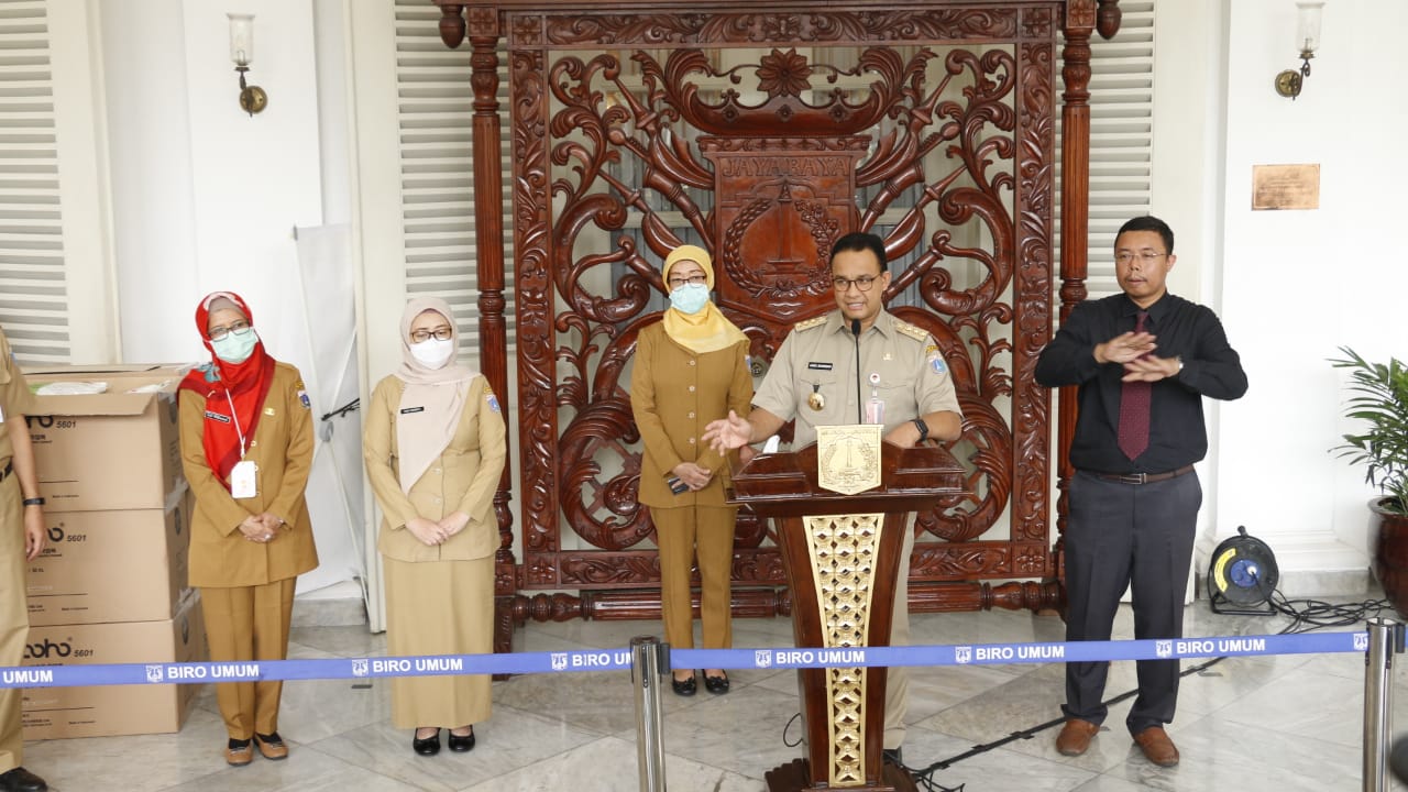 Gubernur DKI Jakarta Anies Baswedan (kedua dari kanan) saat menyalurkan APD bagi petugas medis di ibu kota.