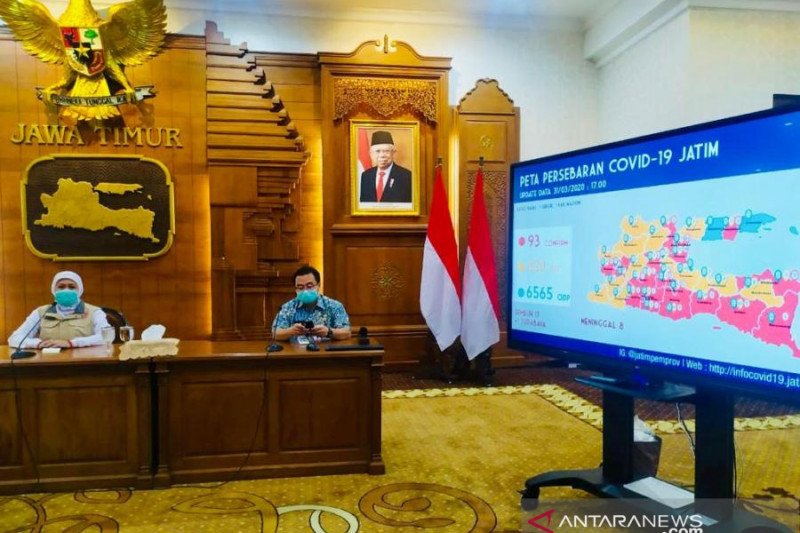 Gubernur Jatim Khofifah Indar Parawansa (kiri) saat menyampaikan sebaran peta pasien terkonfirmasi positif Covid-19 .