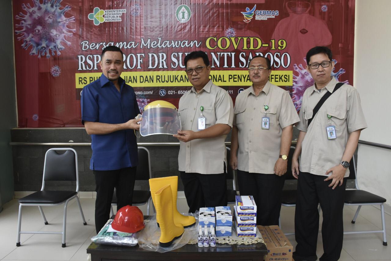 Politisi Nasdem Ahmad Sahroni saat memberikan bantuan APD. 