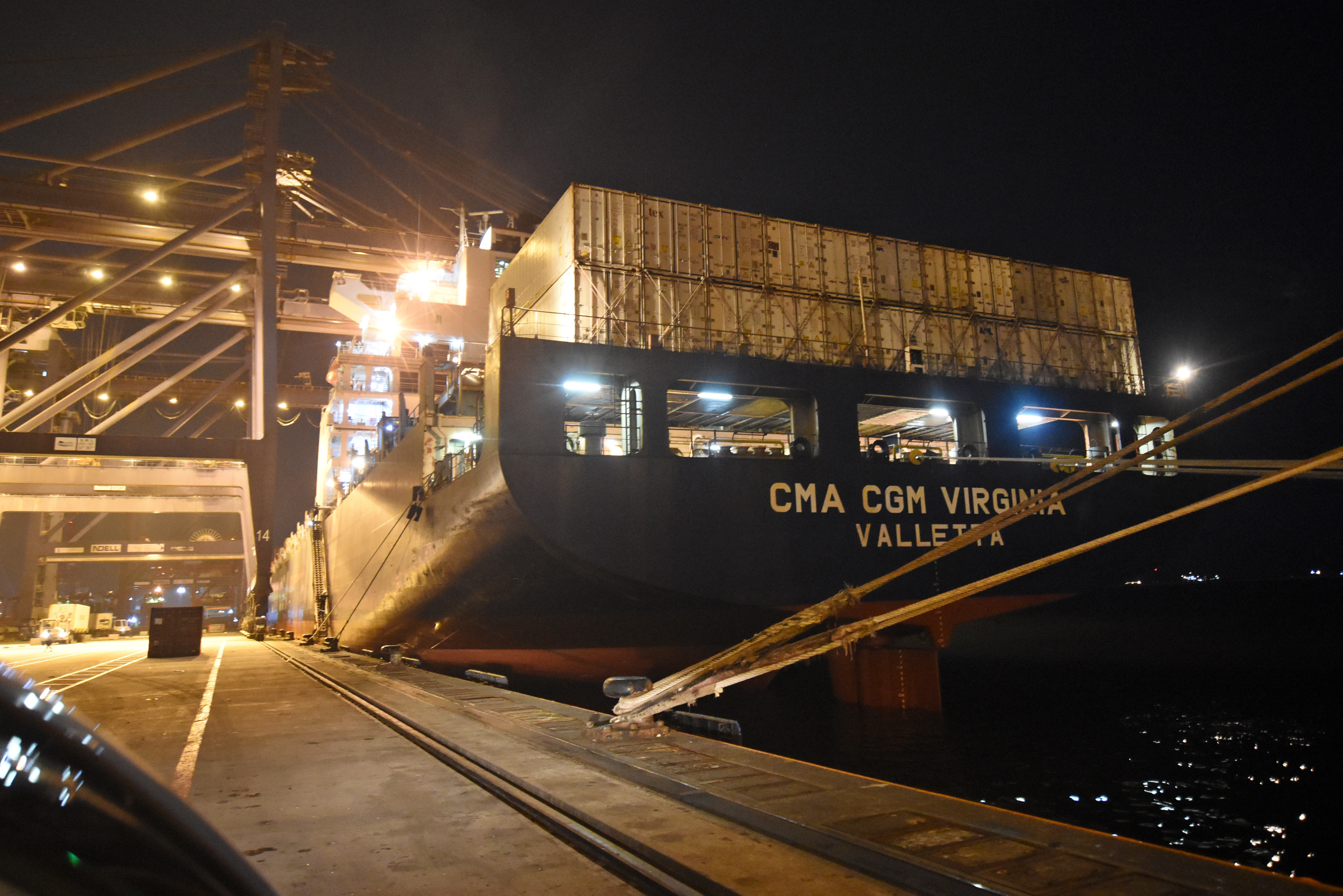 Kapal CMA CGM Virginia bersandar di Pelabuhan JICT Tanjung Priok, Jakarta Utara.