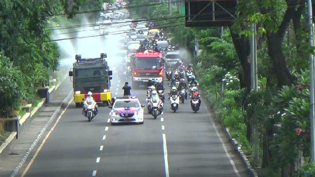  Polresta Sidoarjo menyemprot  disinfektan  di pintu masuk perbatasan Kota Surabaya dengan Kabupaten Sidoarjo, Selasa (31/3/2020).