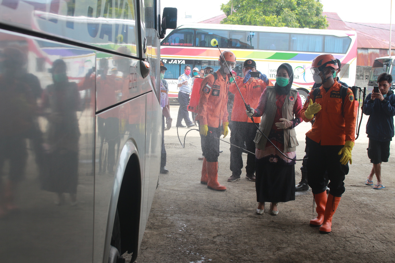 Melintas Brebes, Penumpang Disemprot Desinfektan dan Diperiksa Kesehatannya