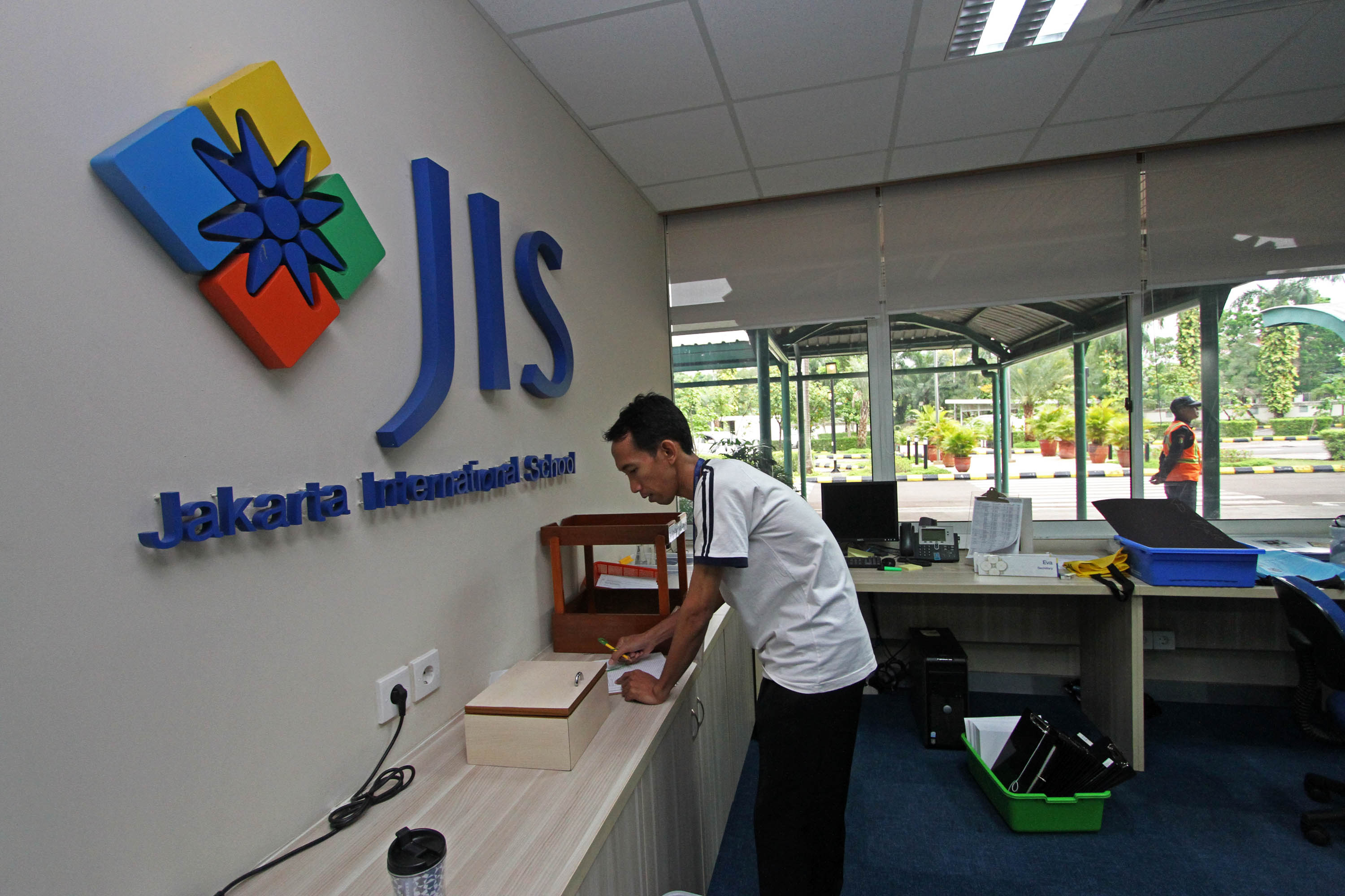 Petugas beraktivitas di TK Jakarta International School (JIS), Jakarta Selatan.