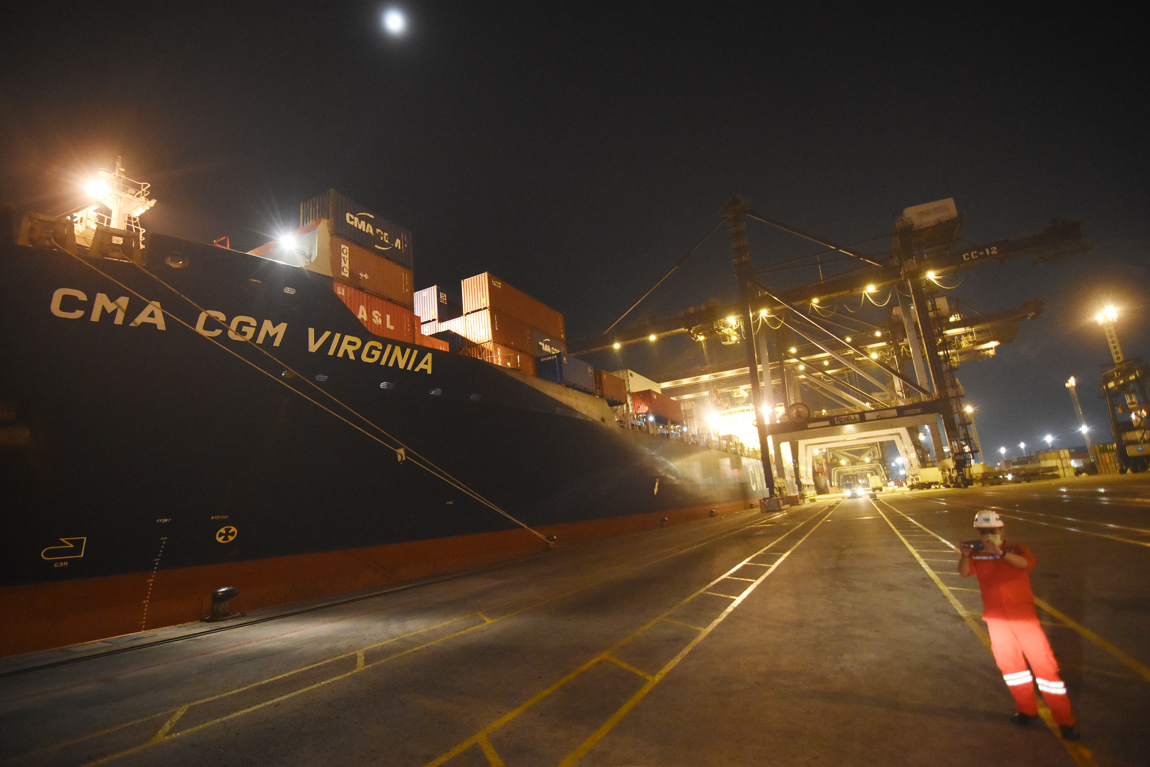 Petugas pelabuhan melihat kondisi kapal CMA CGM Virginia yang bersandar di Pelabuhan JICT Tanjung Priok