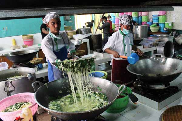  Juru masak memasak berbagai makanan di dapur Asrama Haji Embarkasi Jakarta-Bekasi, di Bekasi, Jawa Barat.