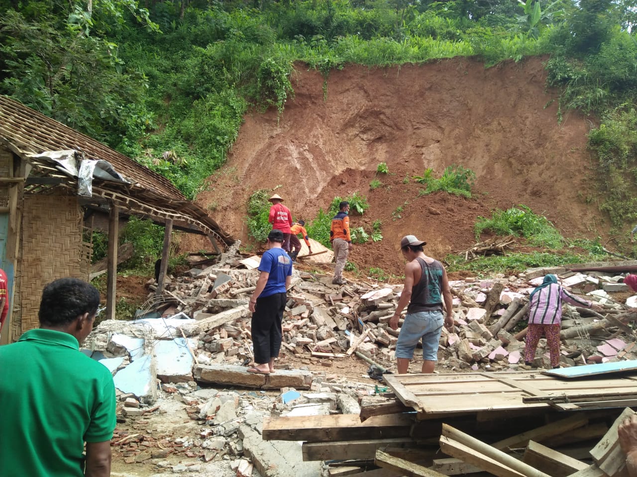 Bencana longsor menerjang rumah warga di Dusun Kepuh, Desa Plosorejo, Kec Kismantoro, Wonogiri, Senin (23/3/2020).