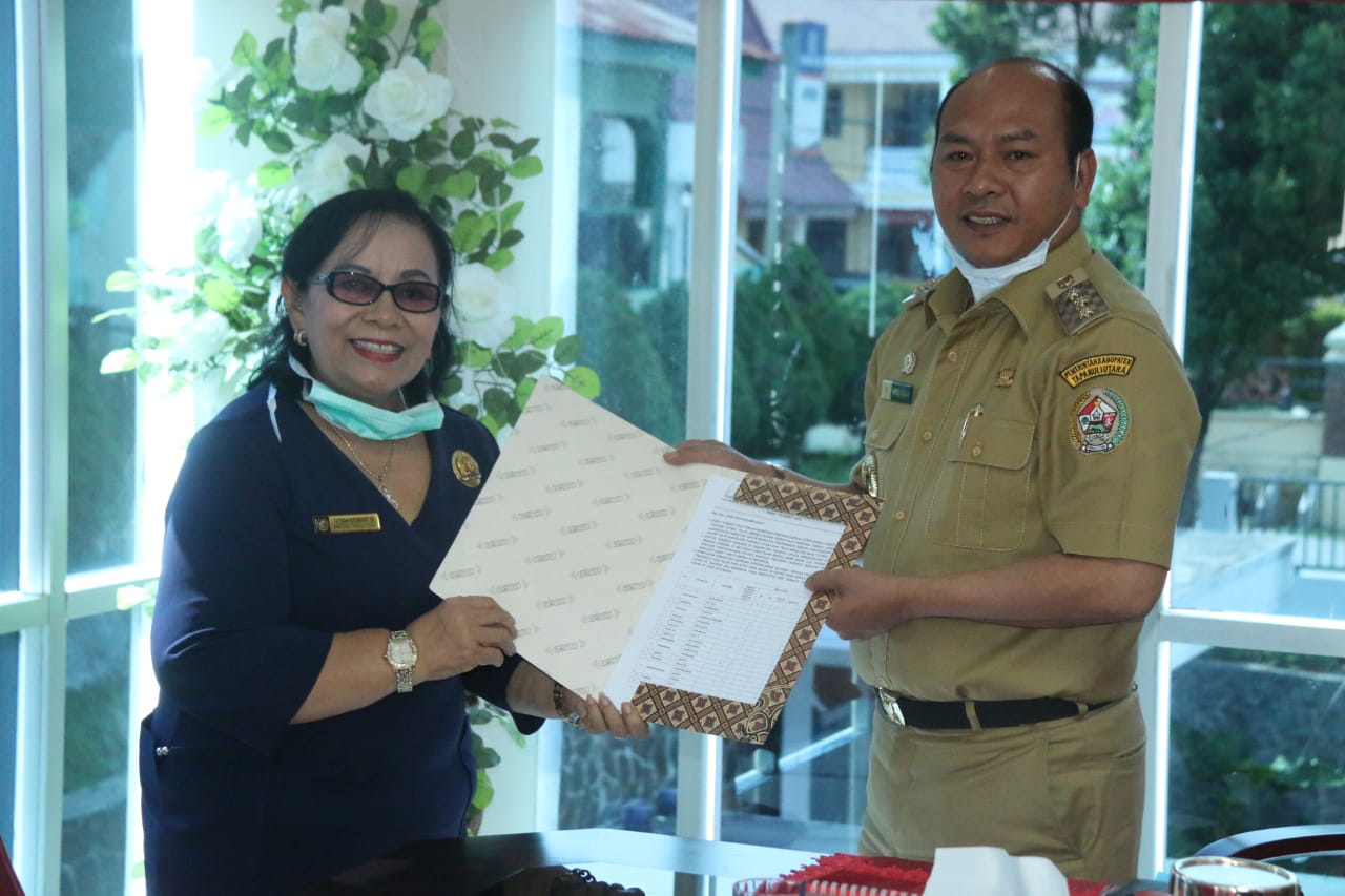 Fatima Hutabarat wakil Ketua DPRD Taput serahkan bantuan ke Pemkab Taput diterima Bupati Nikson