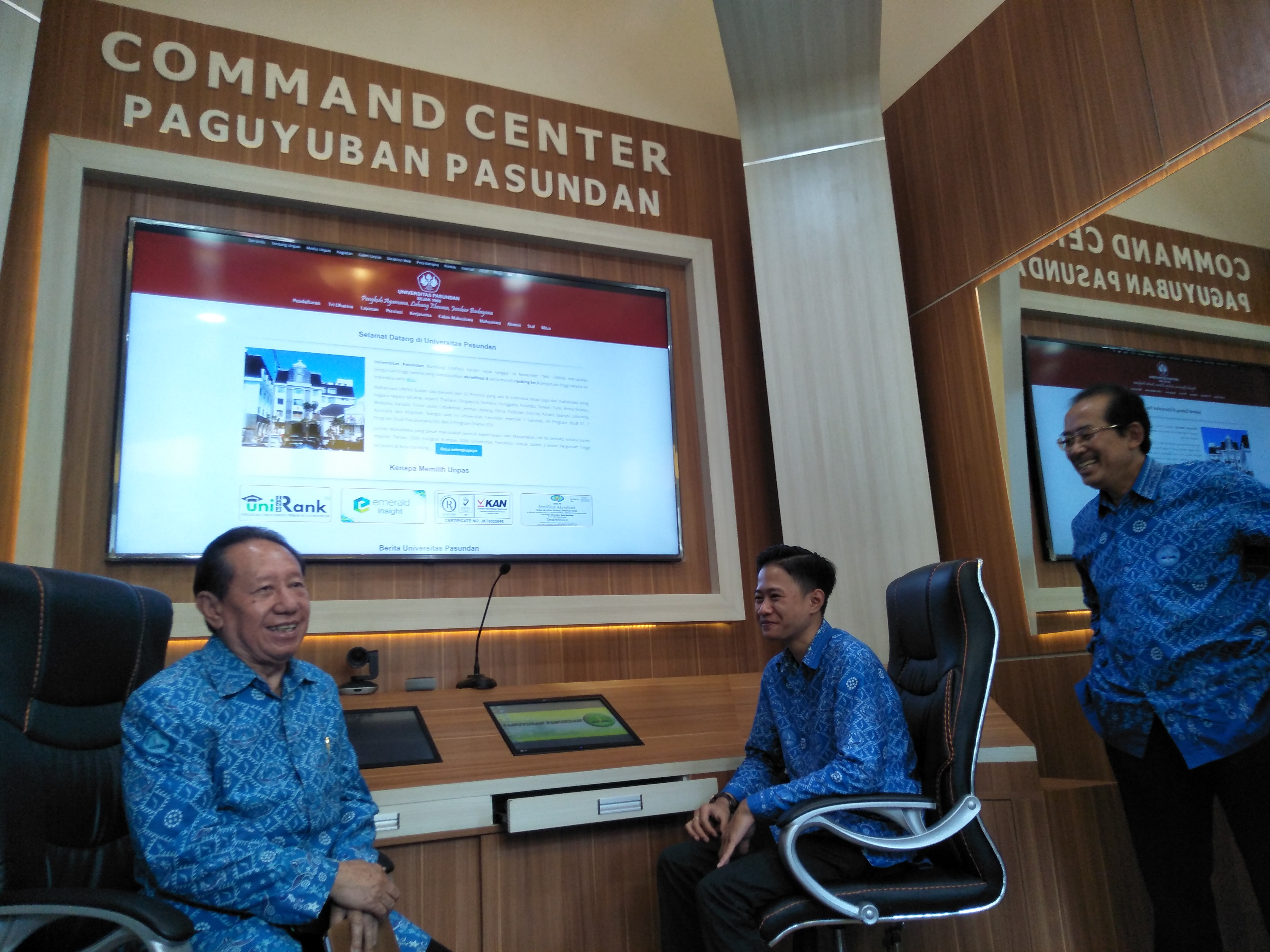Ketua Umum Paguyuban Pasundan, Didi Turmudzi memantau data dan informasi terkait Korona di Command Center Paguyuban Pasundan, Senin (16/3).