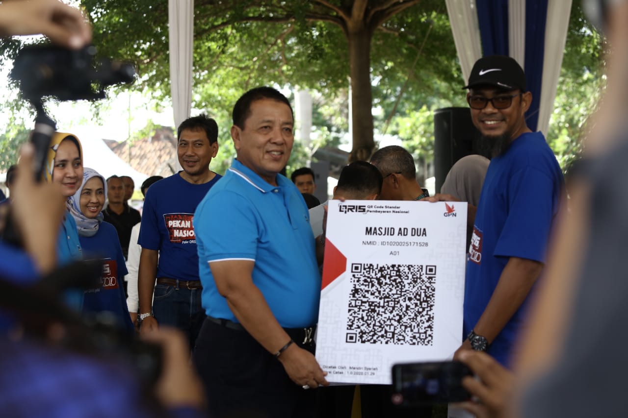  Gubernur Lampung Arinal Djunaidi menyerahkan Standar QR Code kepada pengurus masjid binaan KPw Bank Indonesia Provinsi Lampung.