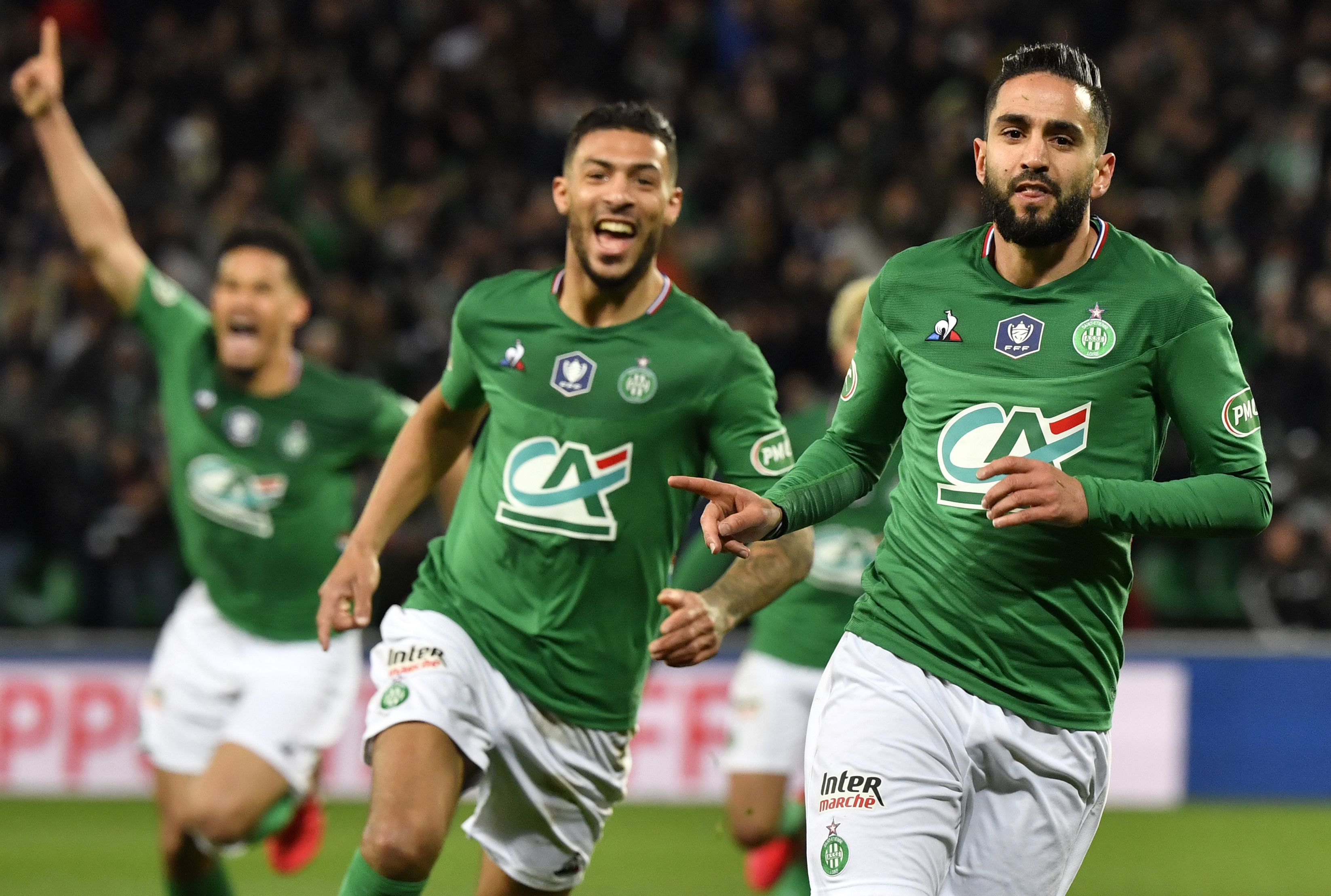 Gelandang Saint-Etienne Ryad Boudebouz (kanan) melakukan selebrasi usai mencetak gol ke gawang Rennes di laga semifinal Coupe de France.