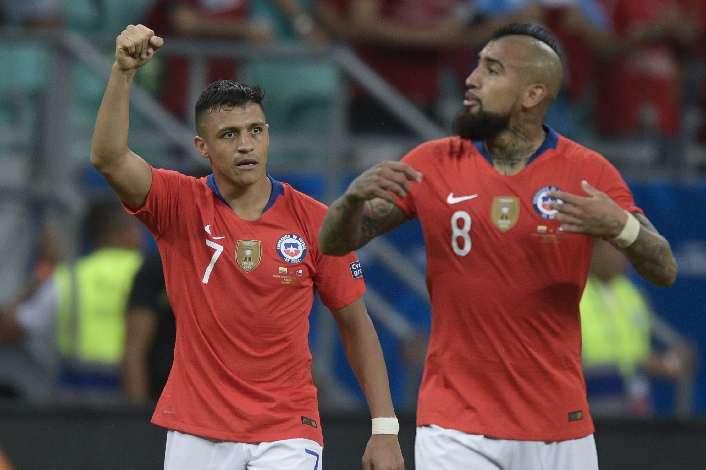 Alexis Sanchez (kiri) dan Arturo Vidal berseragam timnas Cile.