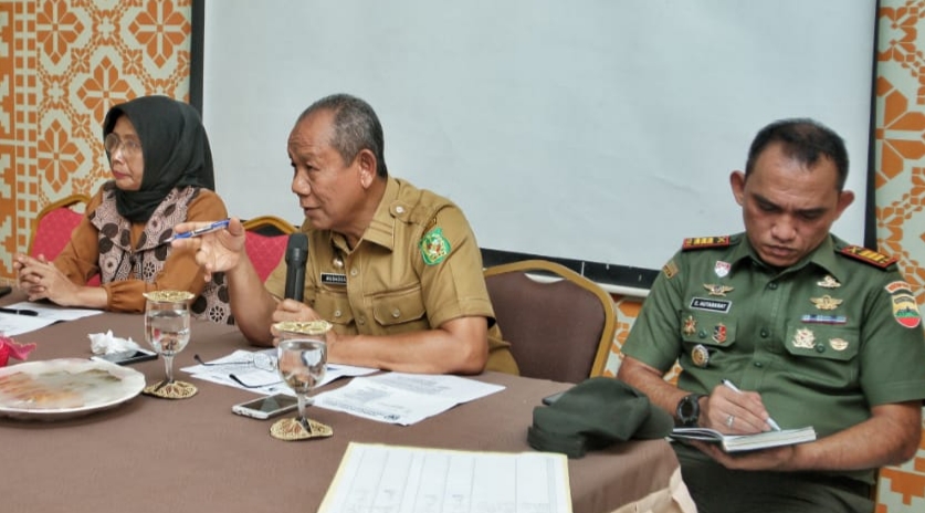 Asisten Pemerintahan Pemkot Medan Musaddad Nasution (tengah) saat memimpin rapat persiapan kunjungan Ibu Negara, Senin 9 Maret 2020..