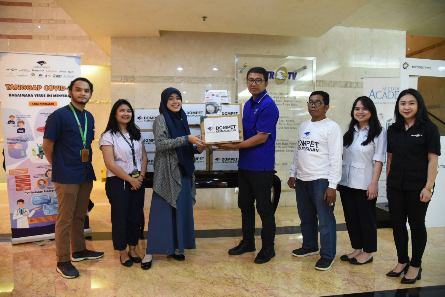 Penyerahan bantuan dari DKMG (Dompet Kemanusiaan Media Groub) kepada Yayasan CO-HOPE 