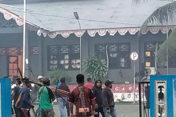 Sekelompok warga yang diduga membakar Kantor Bupati Waropen, di Kabupaten Waropen, Papua, Jumat (6/3).