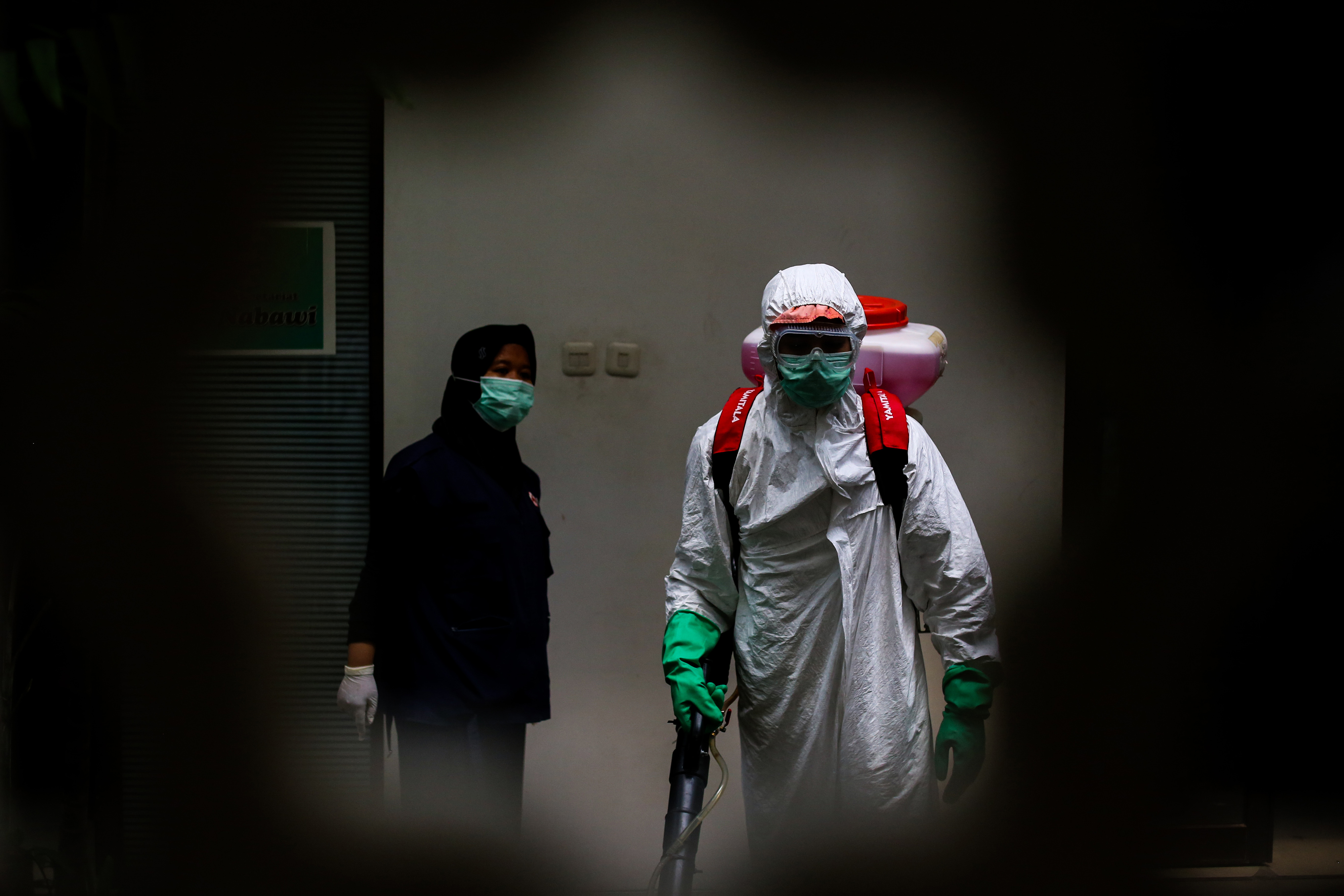 Petugas PMI Kota Tangerang menyemprotkan cairan disinfektan di Masjid An Nabawi, Cipondoh, Kota Tangerang, Banten.