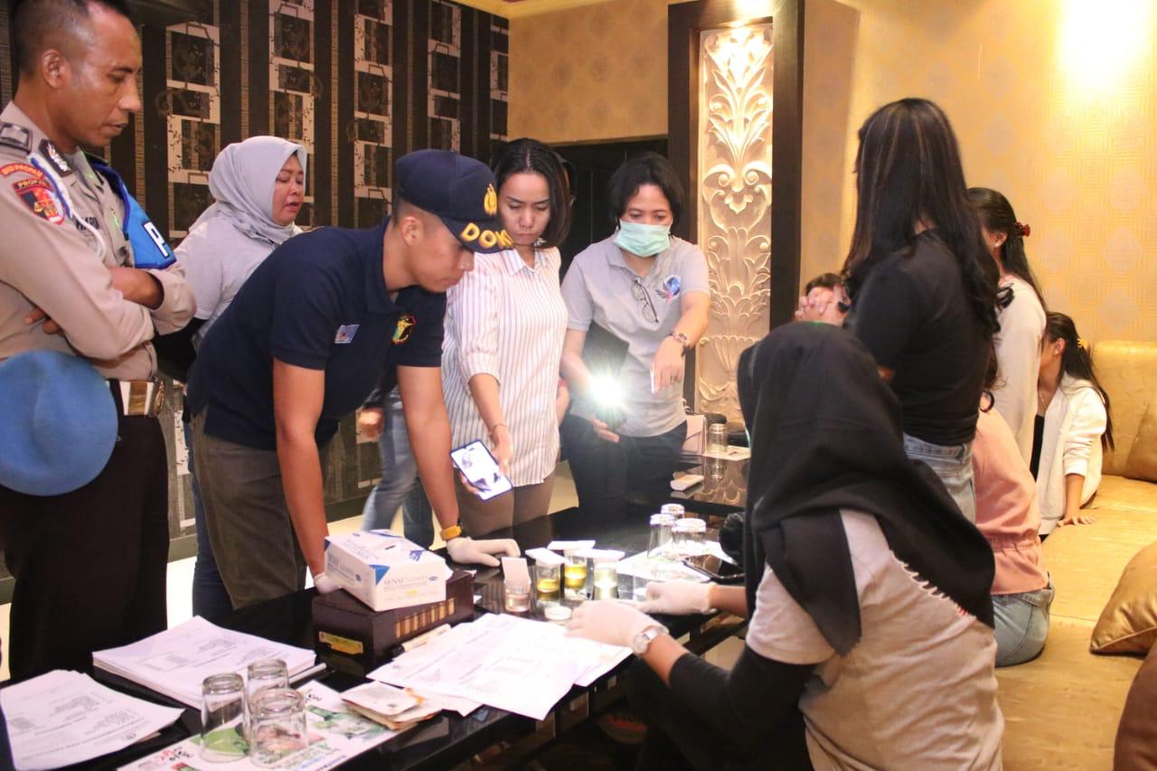 Personel Polda Metro Jaya saat melakukan razia di tempat hiburan