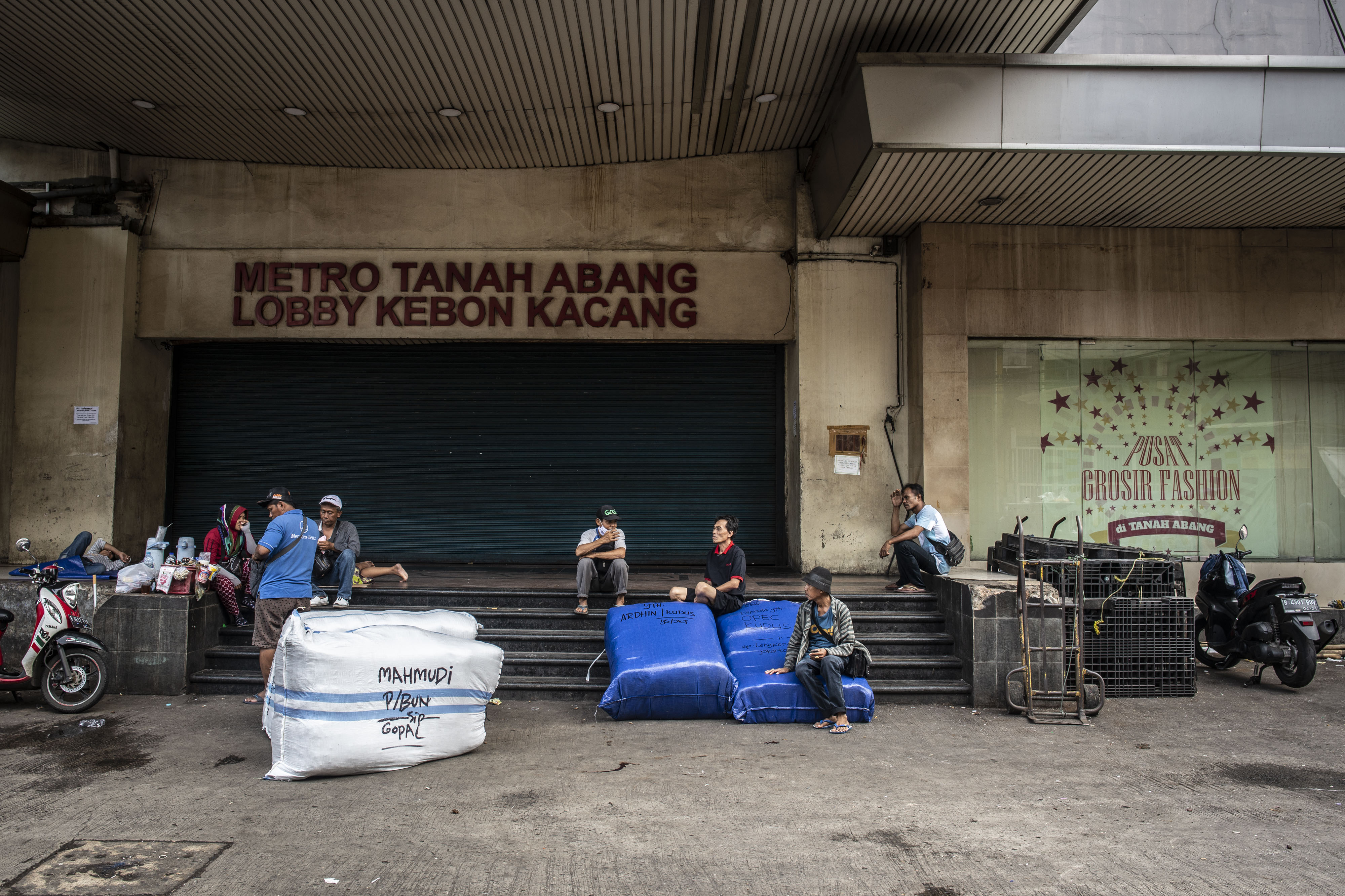  Warga beraktivitas di depan pintu masuk Pasar Tanah Abang yang tutup di Jakarta