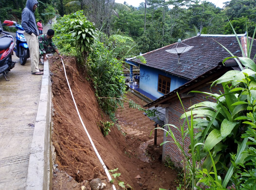 Longsor menimpa sejumlah rumah di Kecamatan Pracimantoro, Kabupaten Wonogiri, Jawa Tengah, Minggu (8/3/2020).