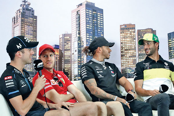 Para pembalap F1 Sebastian Vettel (dua kiri ), Lewis Hamilton (dua kanan), dan Daniel Ricciardo (kanan) menghadiri sesi tanya jawab, 