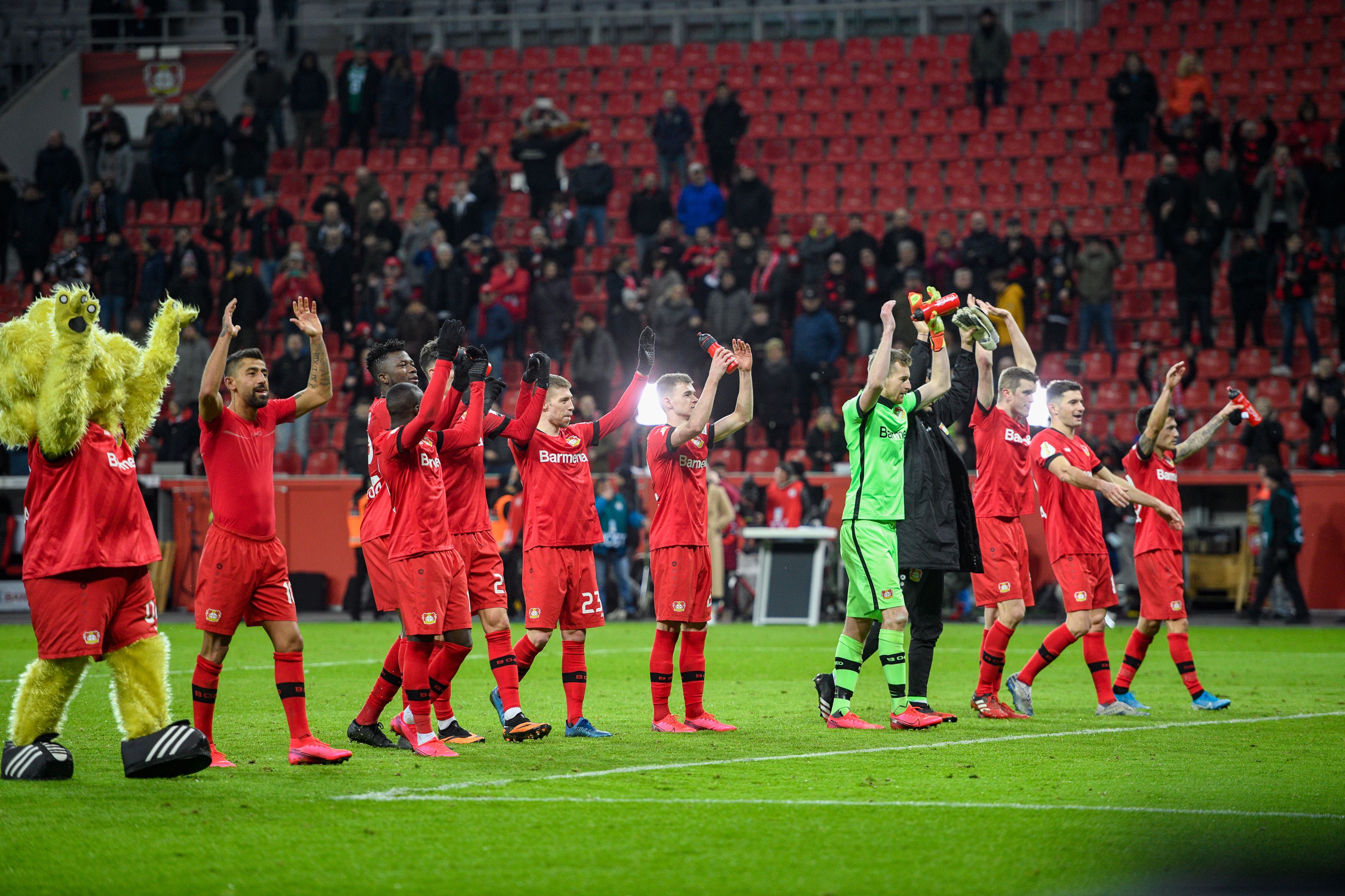 Para pemain Bayer Leverkusen menyapa pendukung mereka usai mengalahkan Union Berlin di laga DFB Pokal.