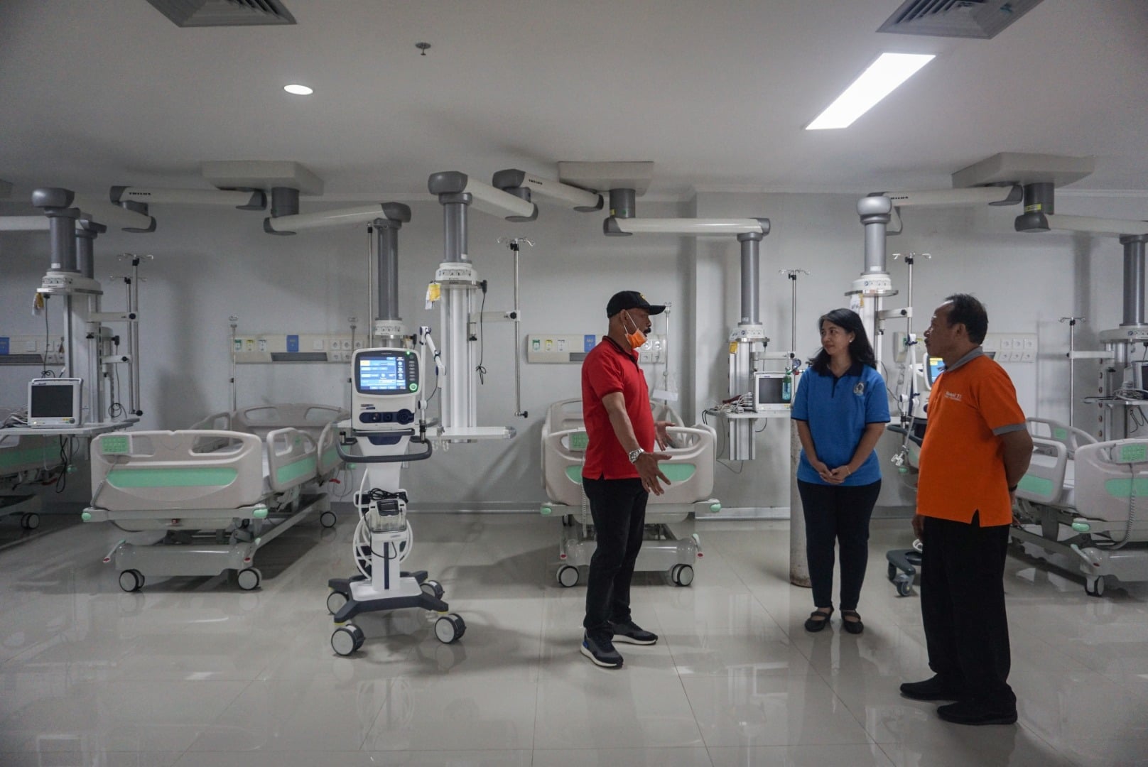 Walikota Sol FX. Hadi Rudyatmo memeriksa ruang isolasi di Rumah Sakit Umum Daerah (RSUD) Bung Karno, Solo, Jawa Tengah.