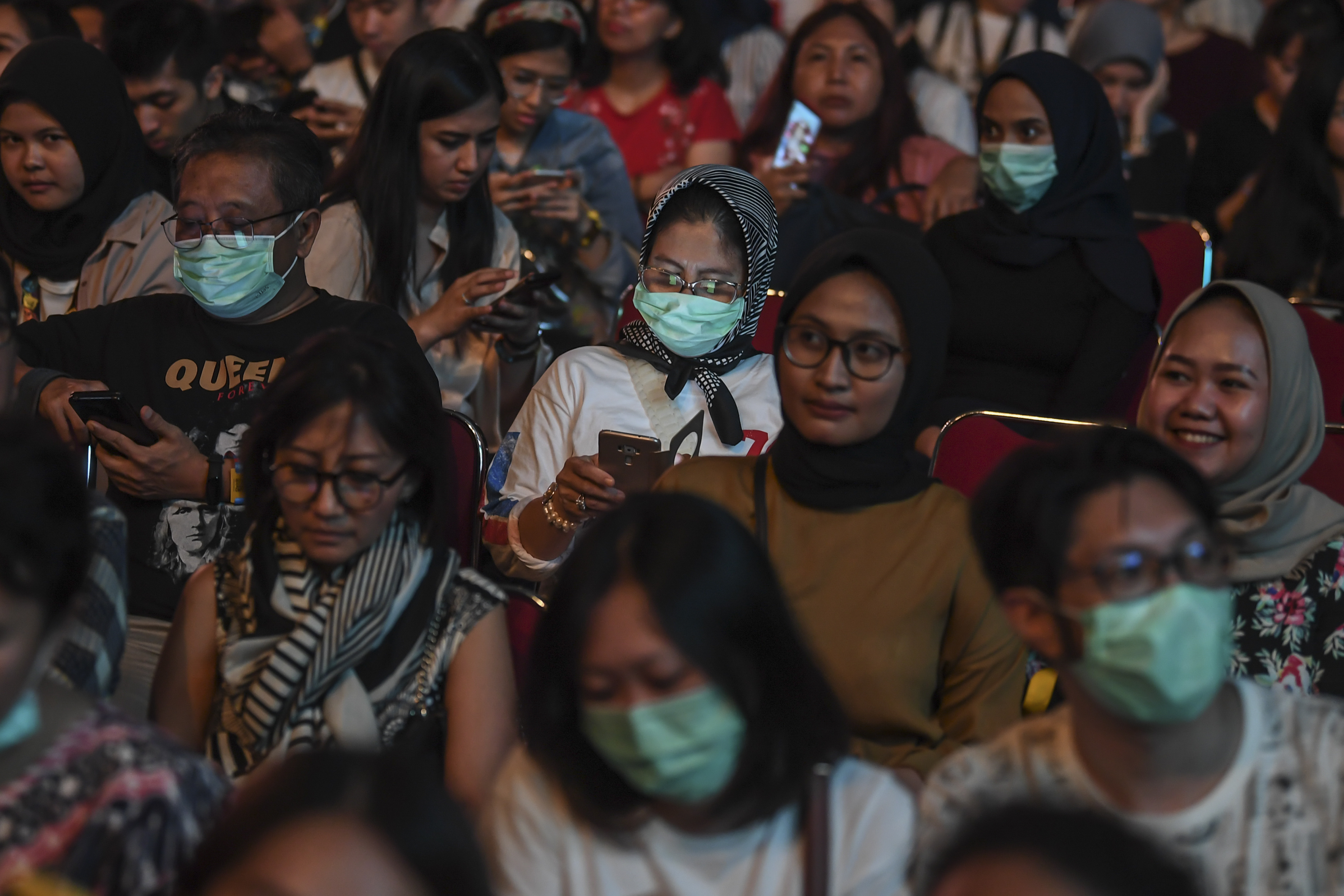 Penonton Jakarta International Java Jazz Festival 2020 menggunakan masker di Jakarta, Jumat (28/2).