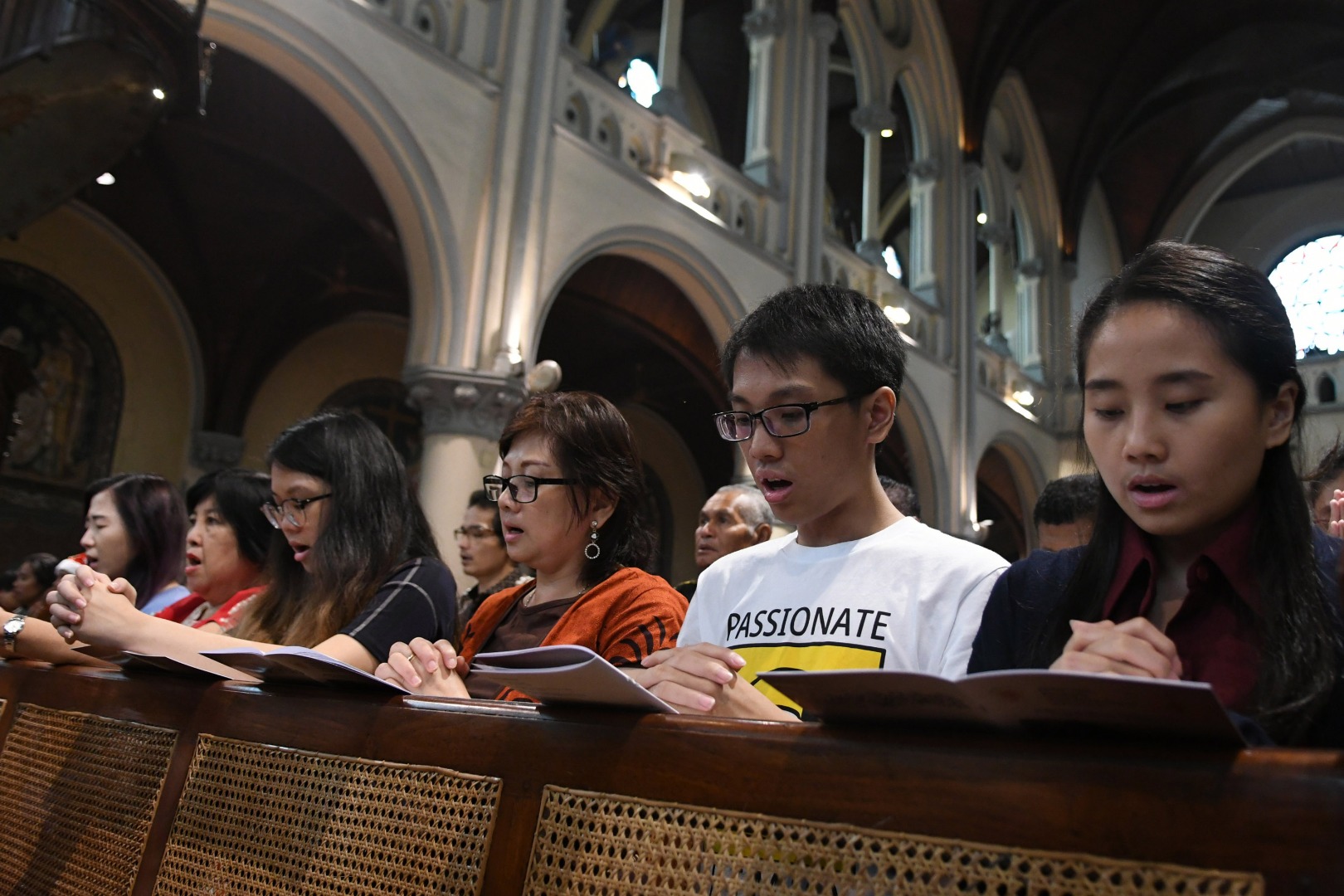 Umat Kristiani sednag melaksanakan ibadah