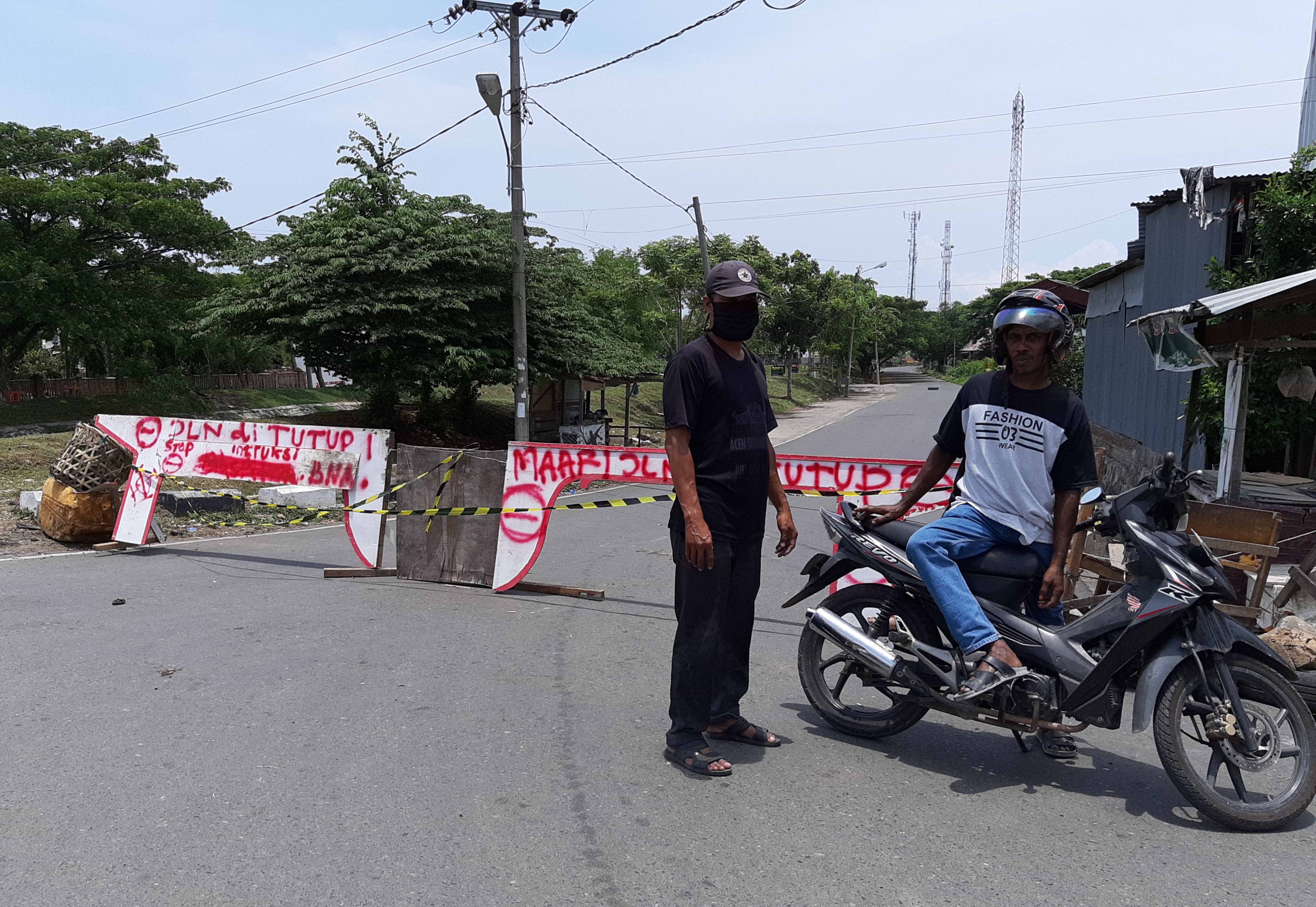 Sejumlah jalan utama desa di Kota Banda Aceh, diblokade warga untuk mencegah penyebaran virus korona yang dibawa warga luar, Senin (30/3)..