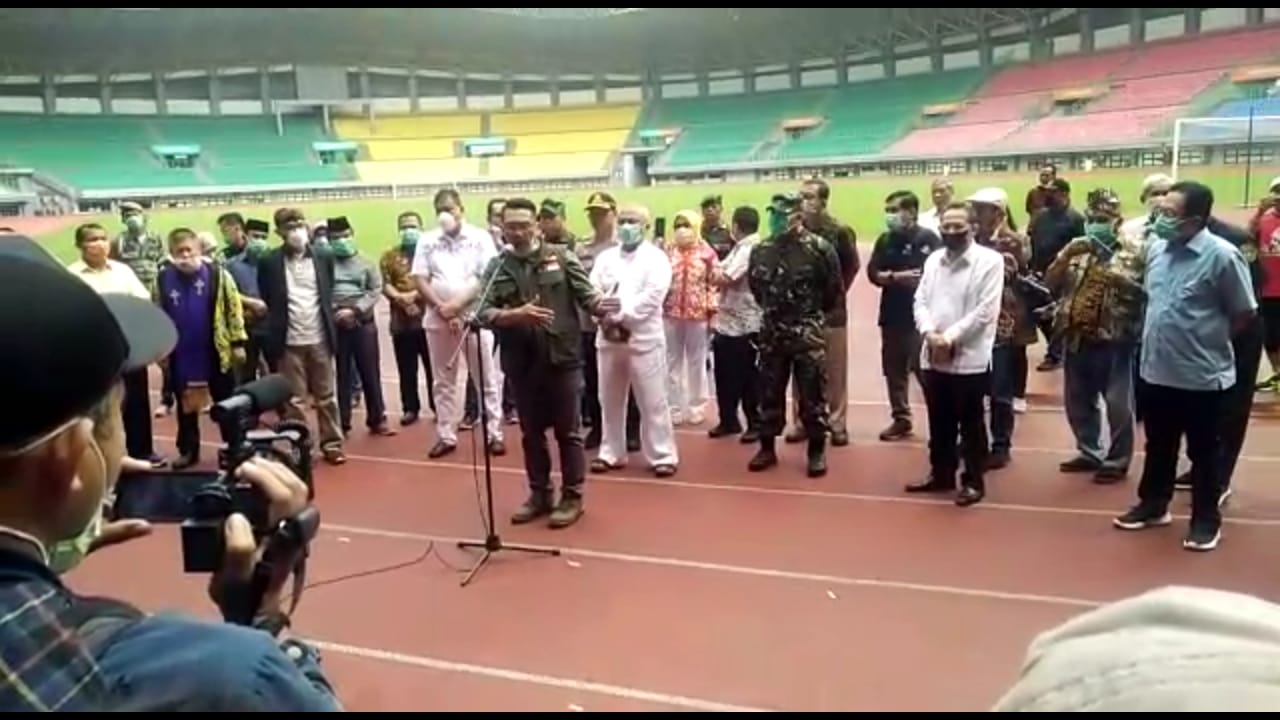 Gubernur Jawa Barat Ridwan Kamil bersama jajaran Pemda di Jabar di Stadion Pakansari