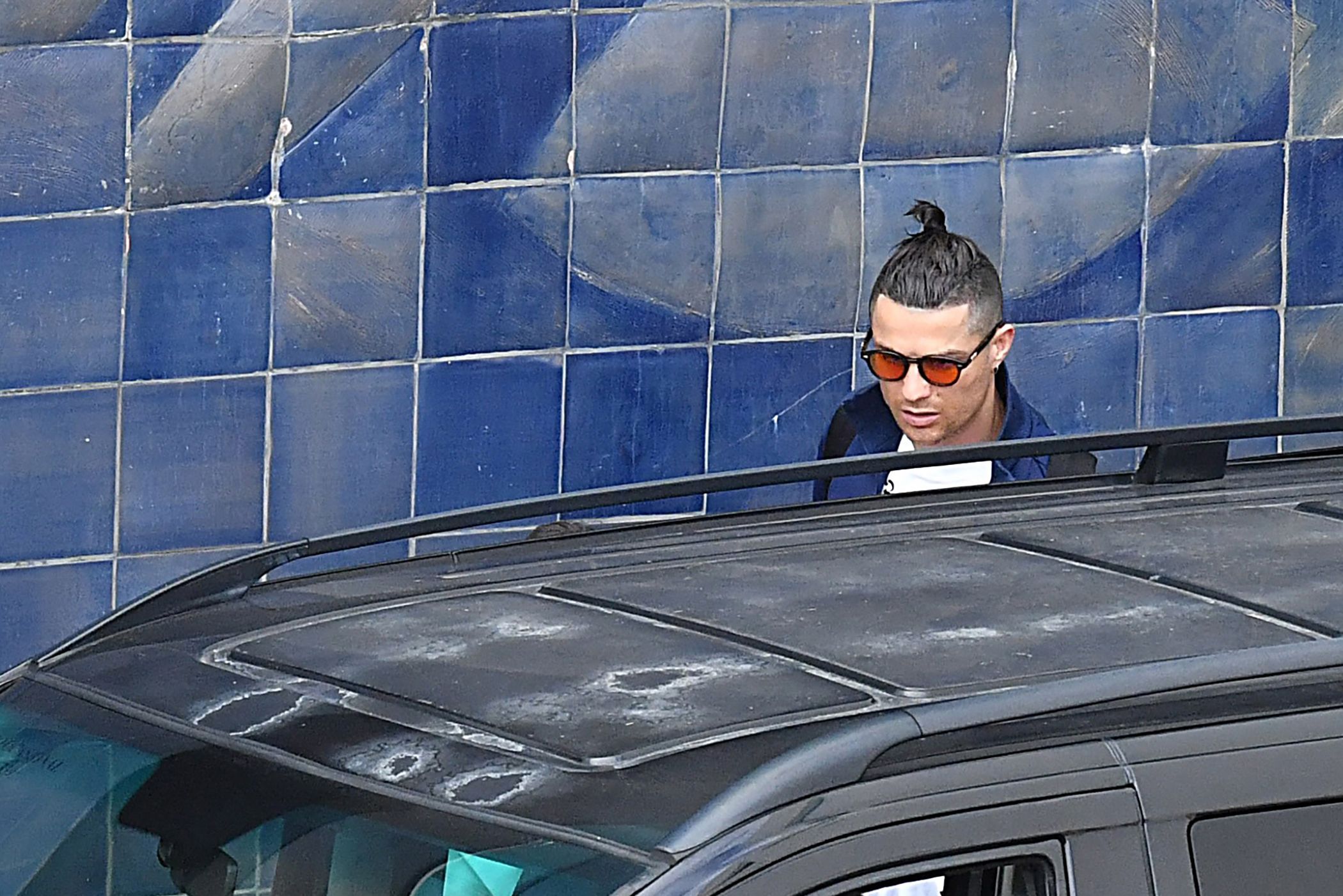 Pemain depan Juventus asal Portugal Cristiano Ronaldo masuk ke dalam mobil setelah kedatangannya di bandara Madeira di Funchal pada 3 Maret 