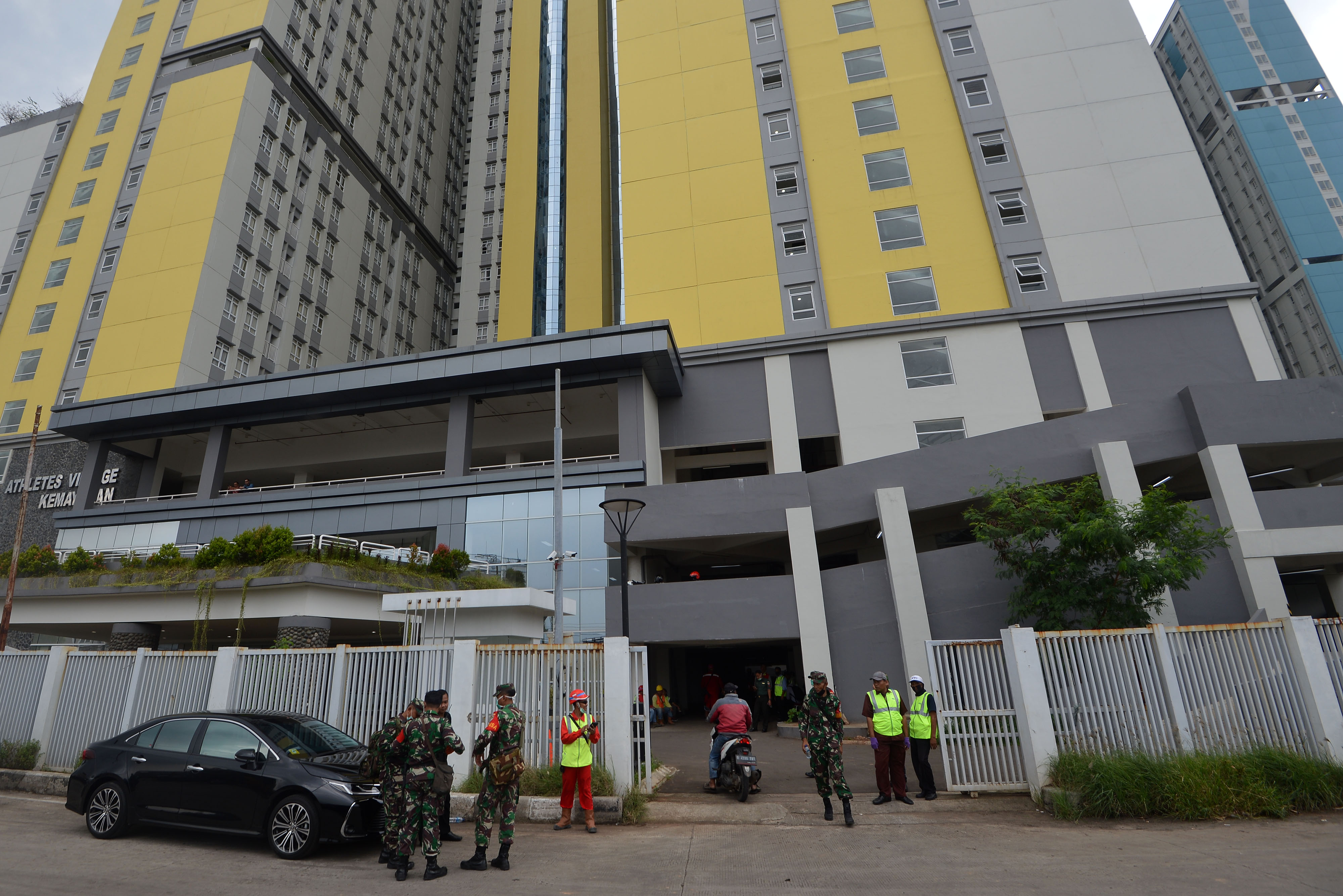 Aparat keamanan mempersiapkan Wisma Atlet Kemayoran sebagai RS darurat covid-19