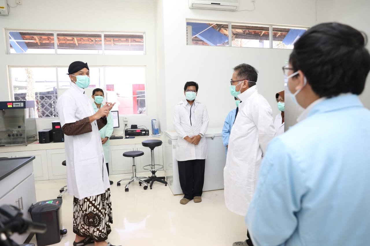 Gubernur Jawa Tengah Ganjar Pranowo (berblangkon)saat meninjau B2P2VRP Salatiga, Kamis (26/3/2020).