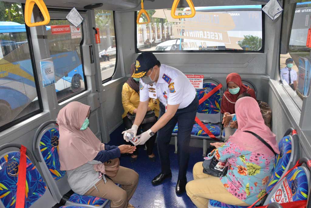 Kadishub Provinsi Jambi Vahrial Adhi membagikan handsanitizer kepada para penumpang Bus Trans Siginjai, 