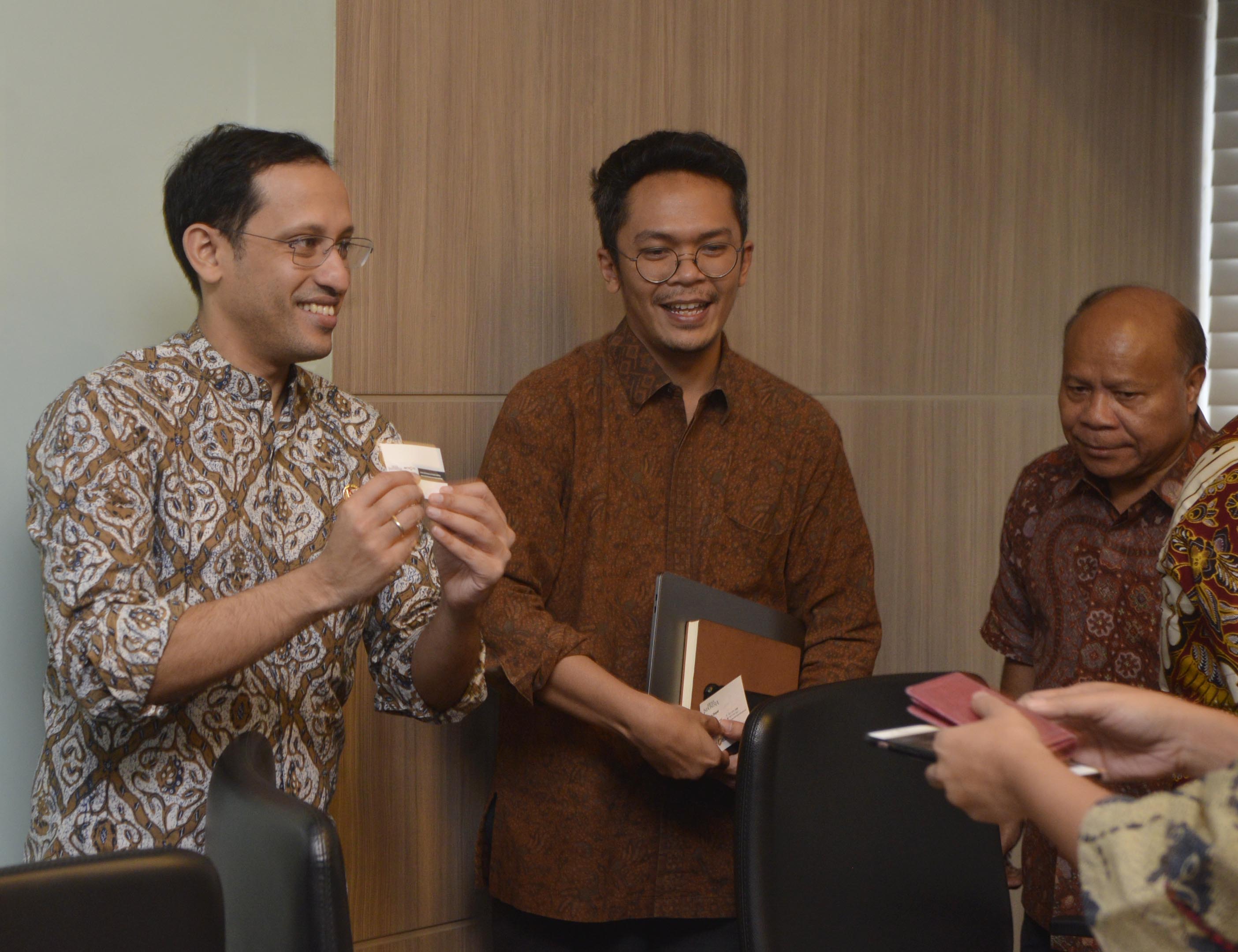 Mendikbud Nadiem Anwar Makarim (kiri)