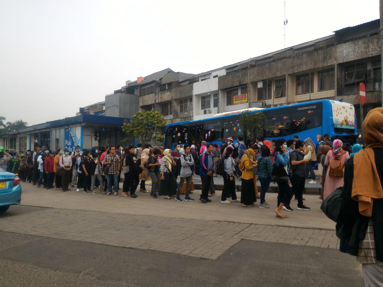 Armada Dibatasi, Antrean Penumpang Trans-Jakarta Mengular