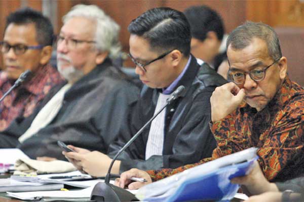 Terdakwa kasus dugaan suap pengadaan pesawat dan mesin pesawat dari Airbus dan Rolls-Royce pada Garuda Indonesia, Emirsyah Satar (kanan)