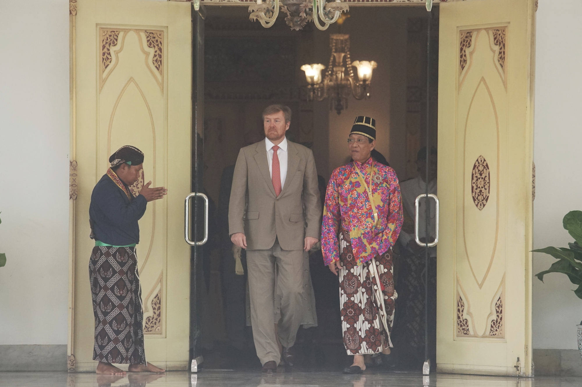 Raja Belanda Willem Alexander (kedua kanan) bersama Raja Keraton Yogyakarta, Sri Sultan HB X (kanan) keluar dari Gedong Jene.