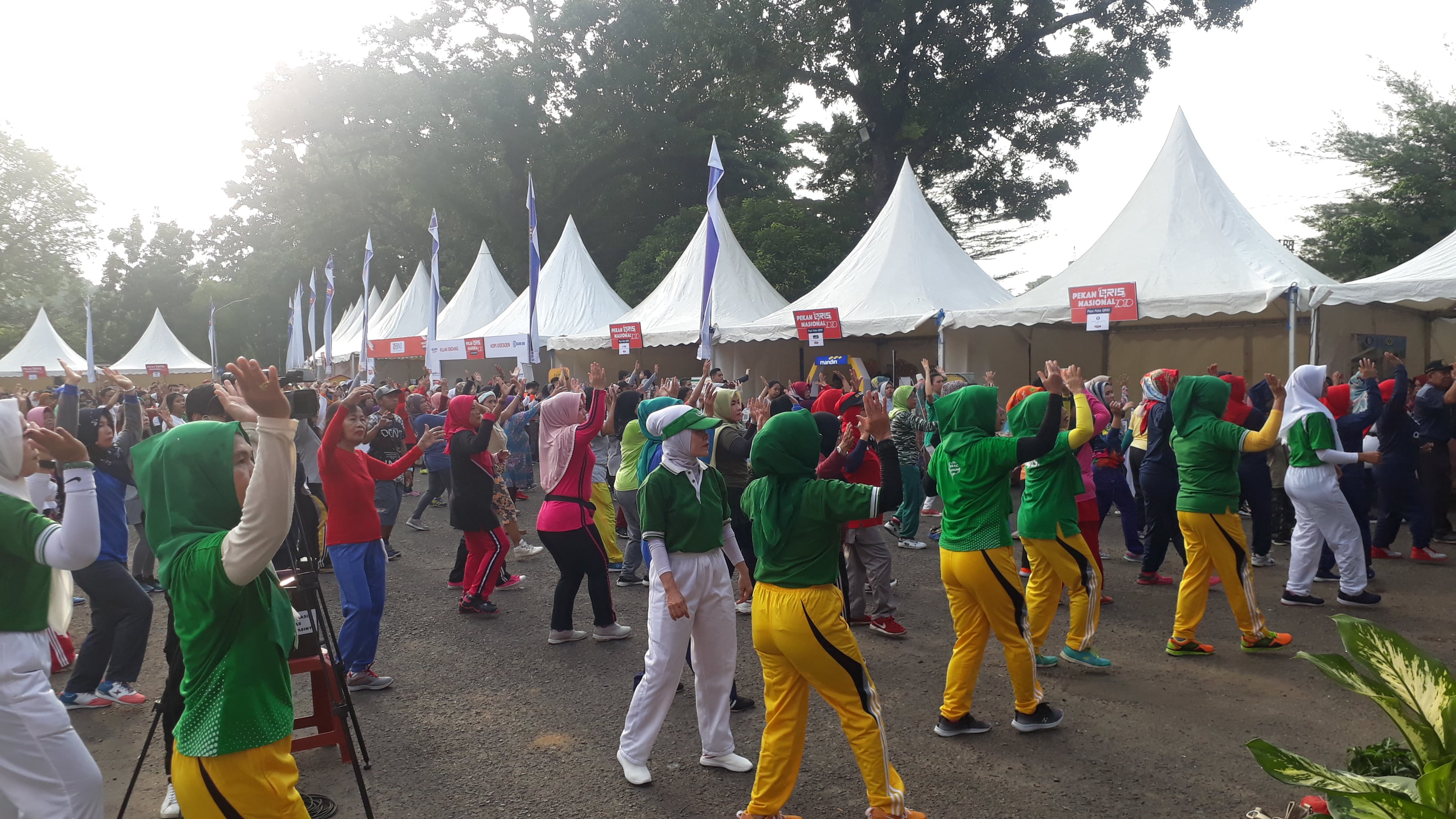 Masyarakat Kota Palembang tetap beraktivitas di Car Free Day Kambang Iwak Palembang, Minggu (15/3).