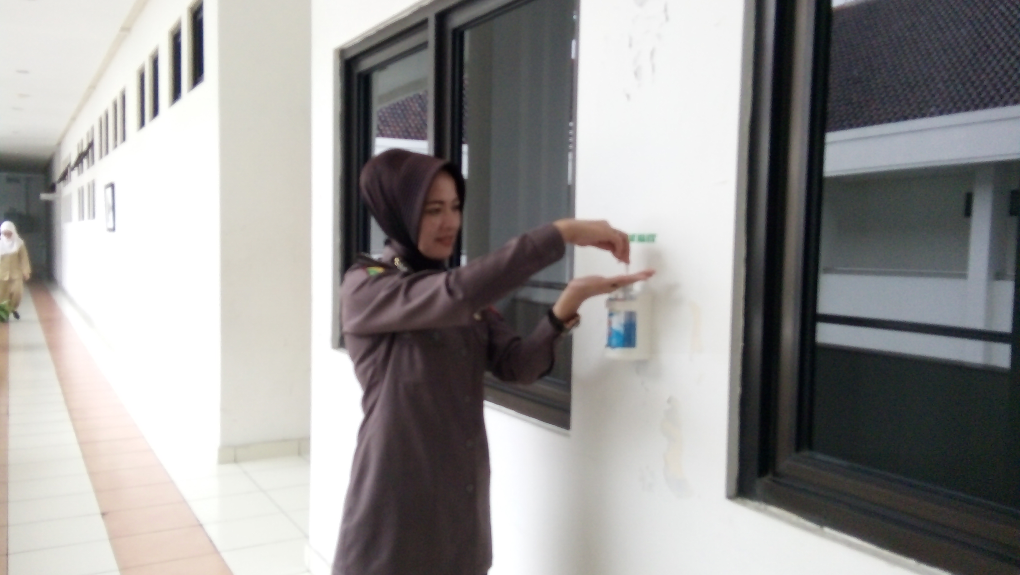 Hand sanitizer disiapkan untuk mencegah penyebaran virus korona