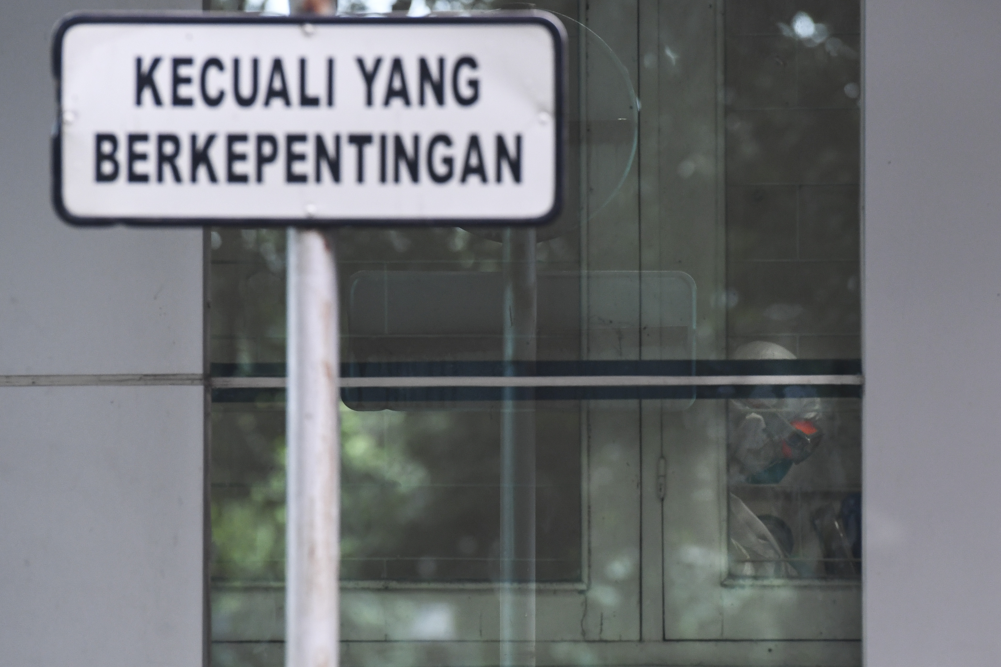Petugas medis menggunakan alat pelindung diri (APD) di dalam Gedung Pinere, RSUP Persahabatan, Jakarta, Rabu (4/3/2020).