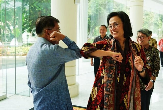 Mantan Wapres Jusuf Kalla bersalaman siku dengan Menkeu Sri Mulyani