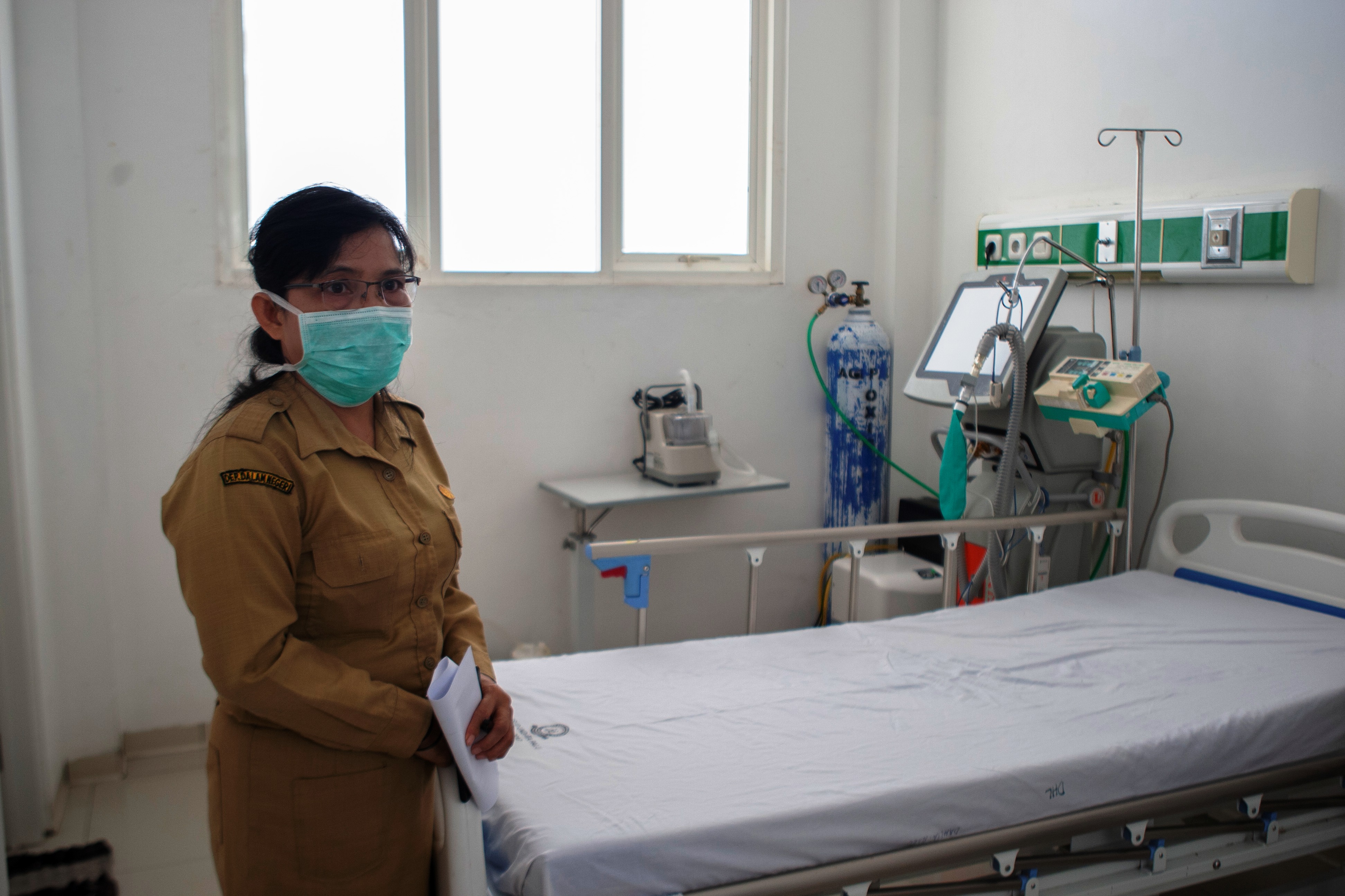 Petugas kesehatan memperlihatkan ruang isolasi virus corona yang disiagakan di RSUD Undata Palu, Sulawesi Tengah, Selasa (3/3).