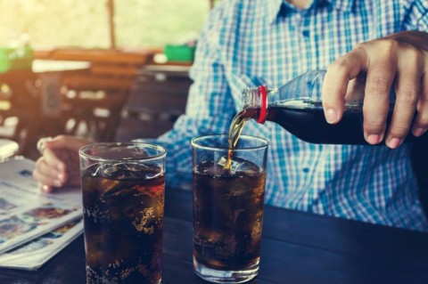 Soda adalah minuman yang mengandung kadar gula tinggi dan dianjurkan dihindari saat di rumah. 