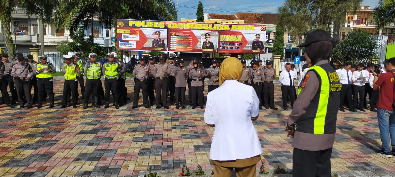 Dokter kesehatan Polres Tasikmalaya Kota, Enung Siti Nurjanah memberikan penyuluhan kesehatan di Mapolres Tasikmalaya Kota, Senin (9/3/2020)