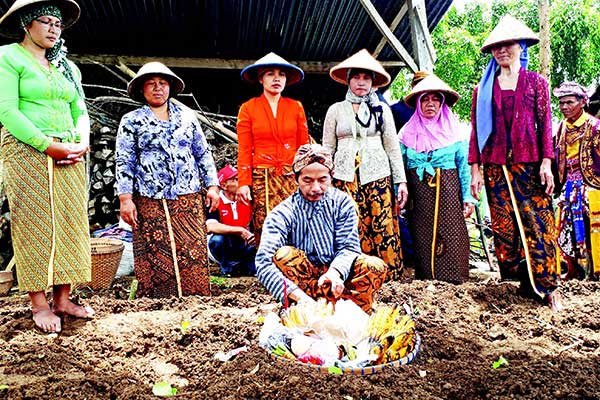 Ritual among tebal di ladang milik Pak Rame.