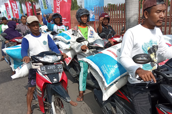 Antrean para petani seusai membeli pupuk di gudang PT Pusri